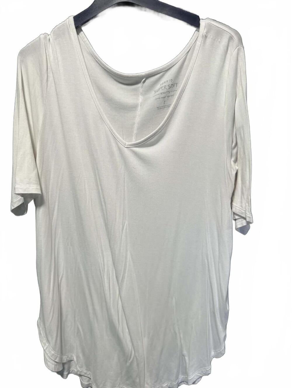 Torrid Size 2 Women's White Short Sleeve Scoop Neck T-Shirt
